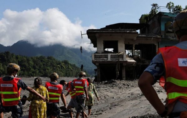 Aumentan a 538 los muertos y casi mil los desaparecidos tras devastadoras inundaciones en Nepal