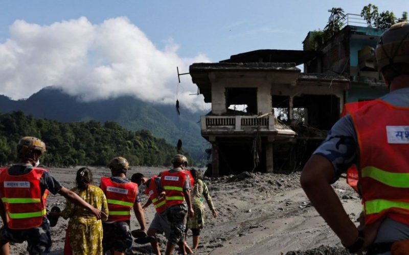 Aumentan a 538 los muertos y casi mil los desaparecidos tras devastadoras inundaciones en Nepal