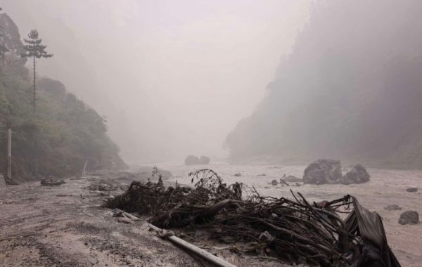 China alerta por el riesgo de un nuevo desastre tras desbordarse un lago formado por la riada en la frontera con Nepal