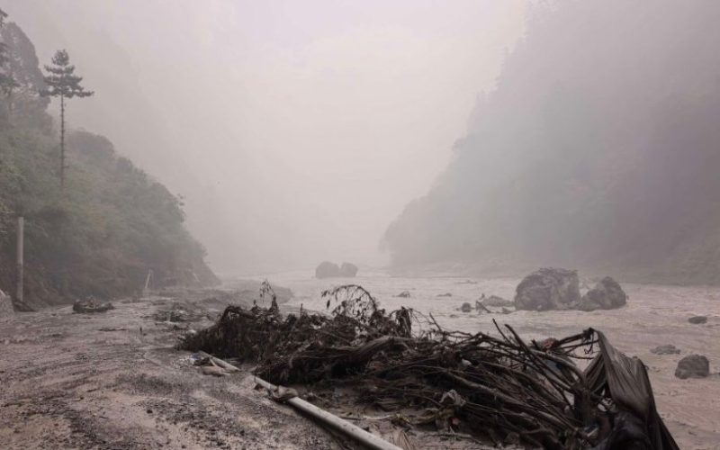 China alerta por el riesgo de un nuevo desastre tras desbordarse un lago formado por la riada en la frontera con Nepal