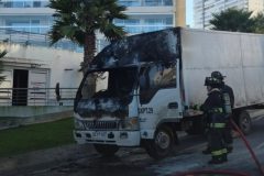 Camión envuelto en llamas moviliza a Bomberos en Costa de Montemar en Concón