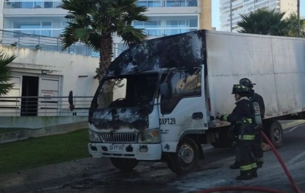 Camión envuelto en llamas moviliza a Bomberos en Costa de Montemar en Concón