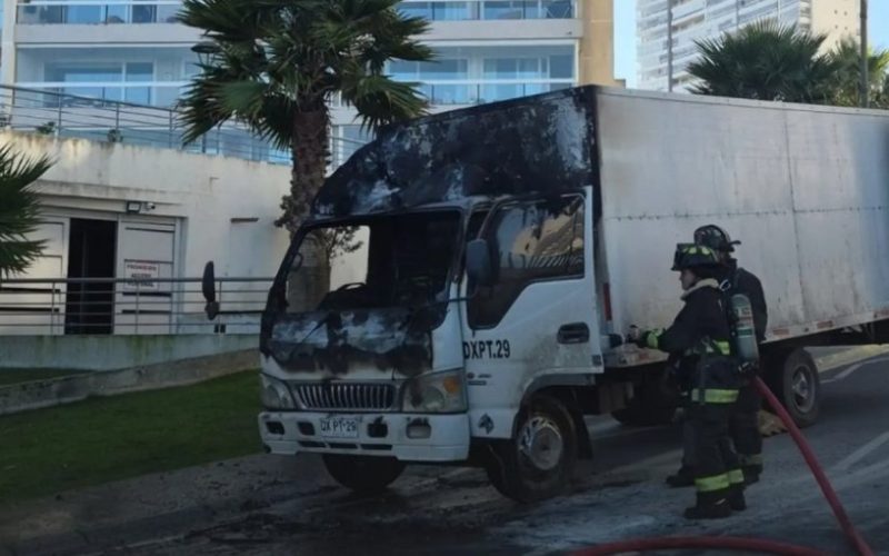 Camión envuelto en llamas moviliza a Bomberos en Costa de Montemar en Concón
