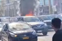 Incendio vehicular moviliza a distintas compañías de Bomberos en pleno centro de Valparaíso