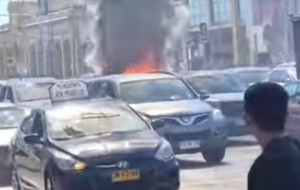 Incendio vehicular moviliza a distintas compañías de Bomberos en pleno centro de Valparaíso