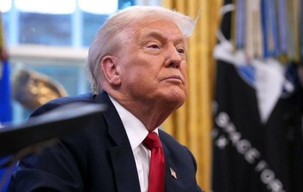 Trump afirma que “Irán es oficialmente una nación fallida” y difunde video generado con IA sobre la isla de Jarg