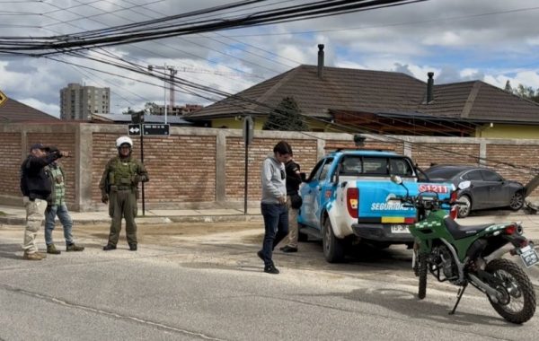Persecución policial termina con un vehículo incrustado en poste y un detenido por contrabando en Villa Alemana