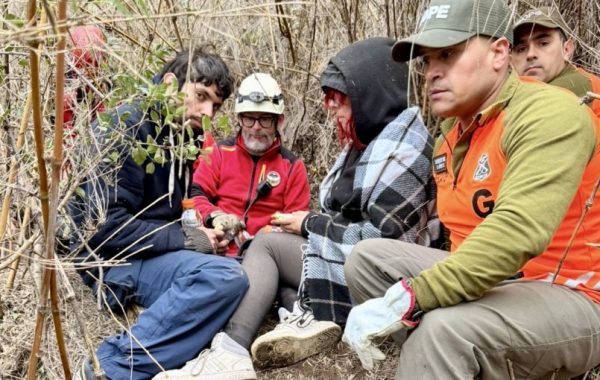 Rescatan a dos personas que se extraviaron cuando se dirigían a cascada en Placilla