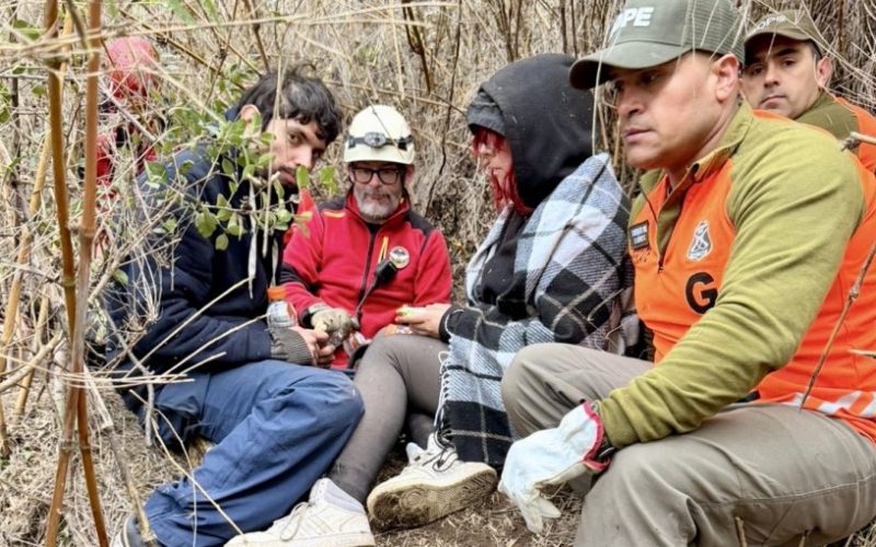 Rescatan a dos personas que se extraviaron cuando se dirigían a cascada en Placilla