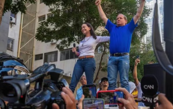 Oposición venezolana recibe con cautela el acuerdo petrolero con Donald Trump