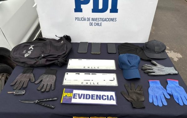Detienen a tres sujetos en vehículo robado con elementos para cometer delitos en San Miguel