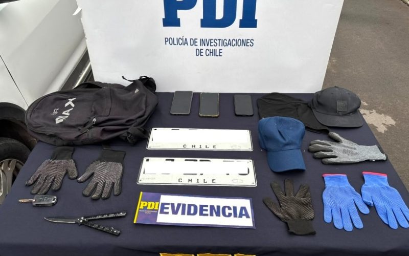 Detienen a tres sujetos en vehículo robado con elementos para cometer delitos en San Miguel
