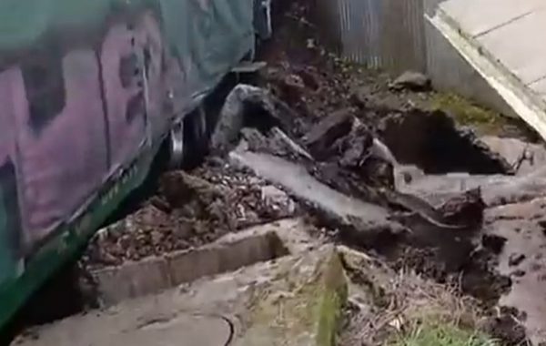 Descarrilamiento de tren provoca corte de agua y daños en vivienda en Lota