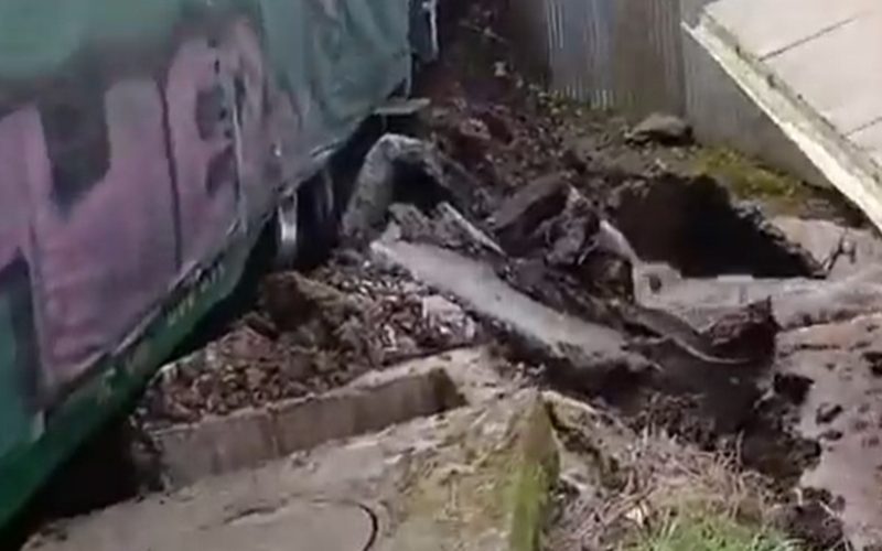 Descarrilamiento de tren provoca corte de agua y daños en vivienda en Lota