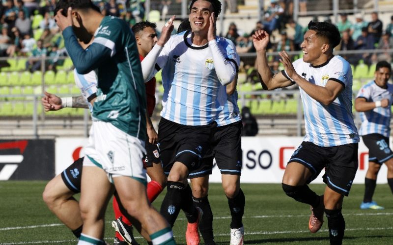 Santiago Wanderers logra agónica remontada ante Magallanes y lidera el Ascenso