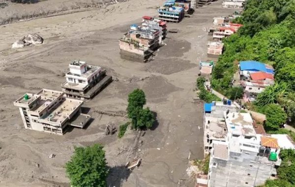 Aumentan a 626 los fallecidos y a más de 2 mil los desaparecidos tras devastadoras inundaciones en Nepal