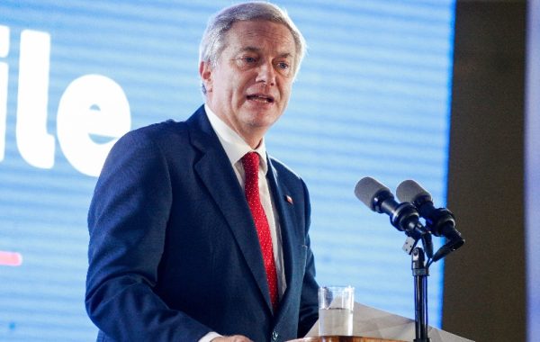 Encuesta Criteria: Aprobación de Kast baja a 33% y desaprobación llega al 55%
