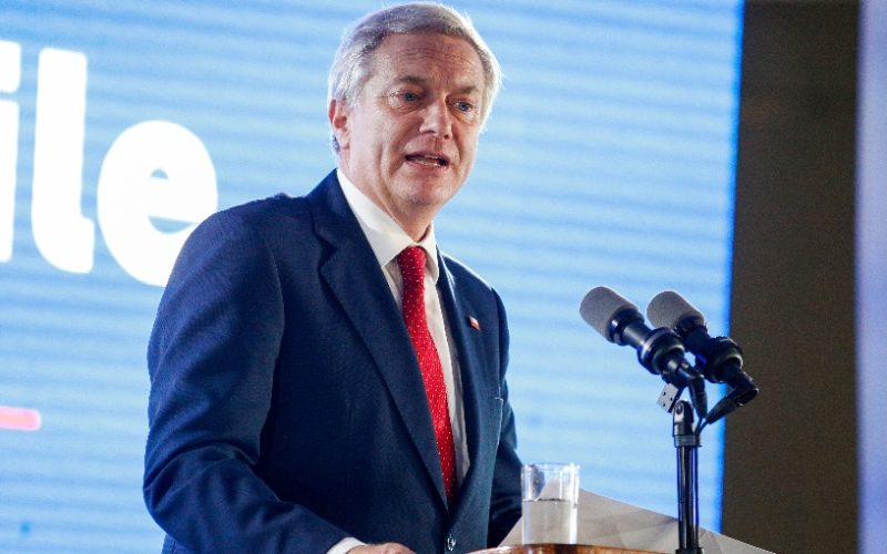 Encuesta Criteria: Aprobación de Kast baja a 33% y desaprobación llega al 55%