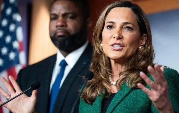 "Ha ido demasiado lejos": Congresista republicana cuestiona la política migratoria de Trump en plena ola de arrestos y deportaciones