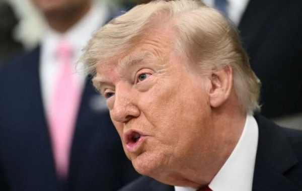 Trump acusa a los "lunáticos de la izquierda radical, tontócratas y comunistas" de querer que EE.UU. "pierda la guerra" con Irán
