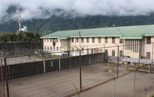 Dos internos fallecidos deja riña al interior de la cárcel de Coyhaique: agresores serán trasladados a otro recinto