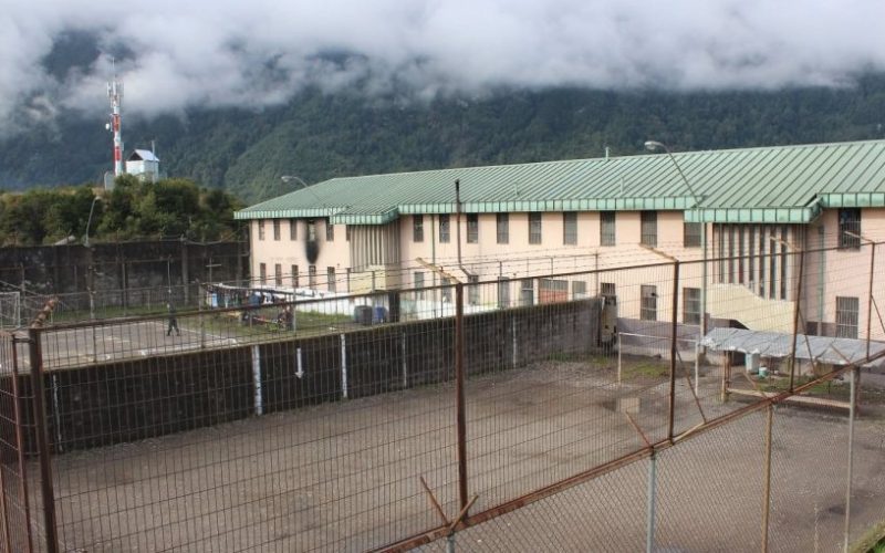 Dos internos fallecidos deja riña al interior de la cárcel de Coyhaique: agresores serán trasladados a otro recinto