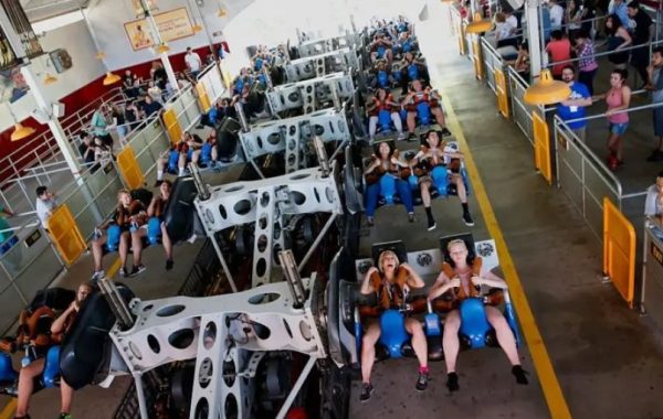 Parque de atracciones en California clausura montaña rusa tras cientos de denuncias de lesiones cerebrales