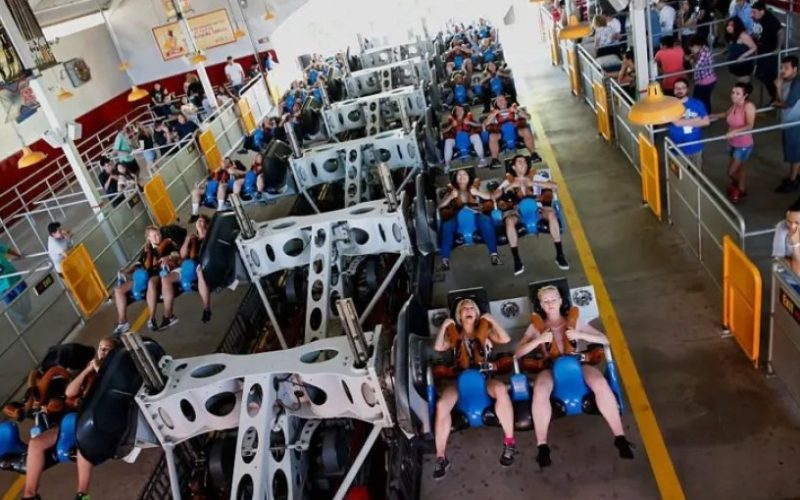 Parque de atracciones en California clausura montaña rusa tras cientos de denuncias de lesiones cerebrales