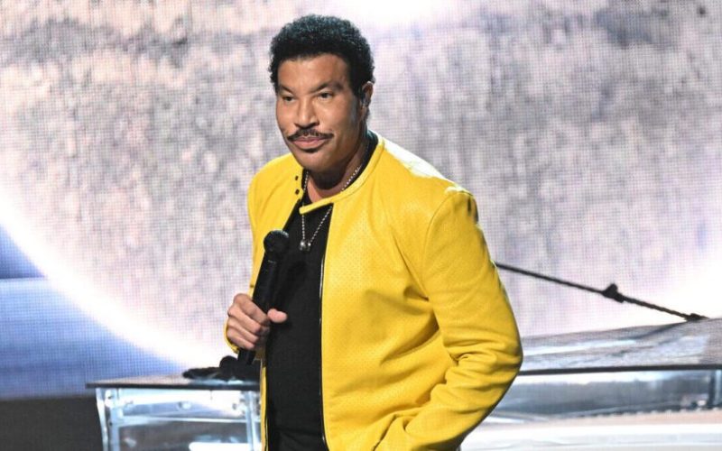 Lionel Richie fue hospitalizado tras dificultades para mantenerse de pie durante un show