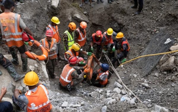 Rescatan a dos trabajadores que pasaron 9 días atrapados en un túnel tras la avalancha en Nepal