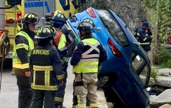 Colisión entre dos vehículos termina con uno de ellos semidesbarrancado en Quilpué
