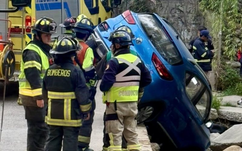 Colisión entre dos vehículos termina con uno de ellos semidesbarrancado en Quilpué
