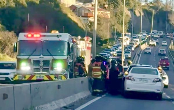 Colisión múltiple involucra a tres vehículos en el Camino Internacional de Viña del Mar
