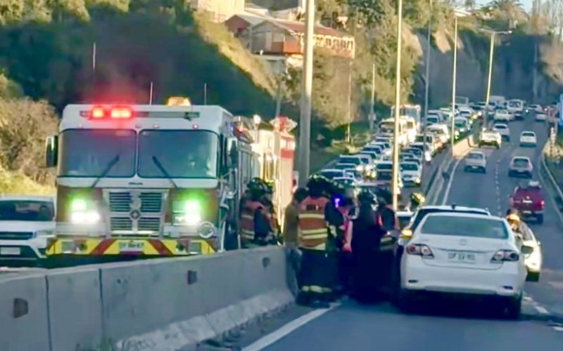 Colisión múltiple involucra a tres vehículos en el Camino Internacional de Viña del Mar