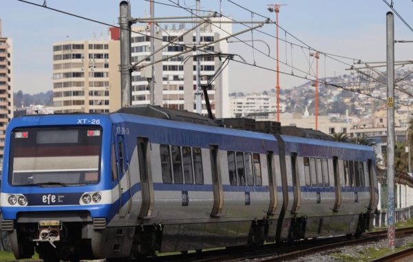 Desesperación en el Tren Limache-Puerto: pasajeros intentaron abrir ventanas por corte de luz que dejó al servicio sin aire acondicionado