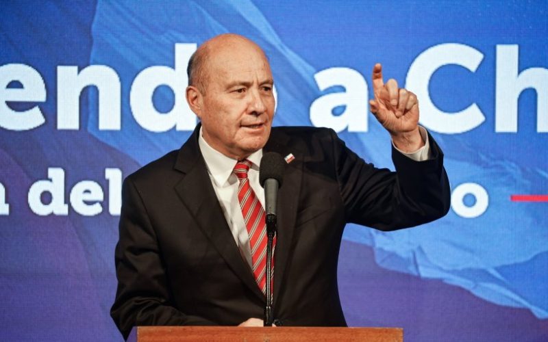 Ministro Quiroz anticipa que ajustará proyecciones de crecimiento para este año tras caída del Imacec de julio
