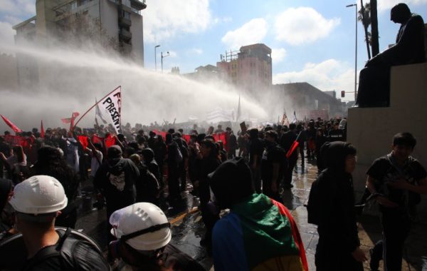 Incidentes con carabineros y detenidos marcaron marcha de estudiantes en el centro de Santiago