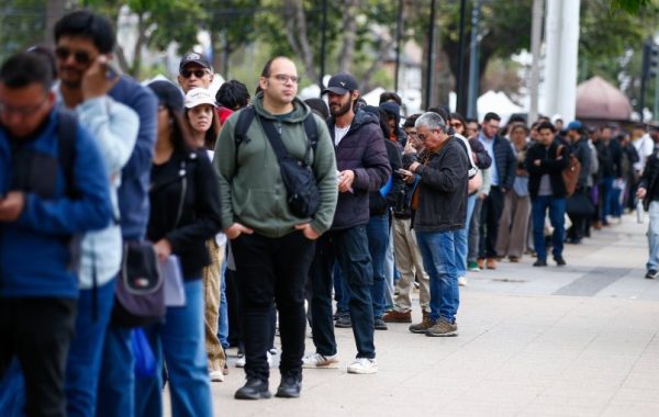 Crisis de empleo se hace visible en Viña del Mar: cientos de personas llegaron a feria laboral en busca de una oportunidad