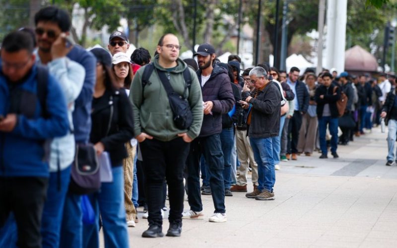 Crisis de empleo se hace visible en Viña del Mar: cientos de personas llegaron a feria laboral en busca de una oportunidad