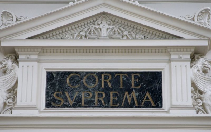 Corte Suprema condena a exnotario de Rancagua a pagar más de $282 millones por autorizar compraventa con firmas falsas