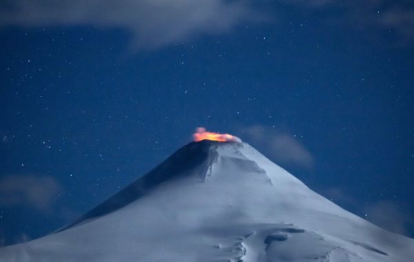 Volcán Villarrica entra en Alerta Amarilla tras "ascenso del lago de lava hacia niveles más superficiales"