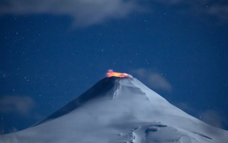 Volcán Villarrica entra en Alerta Amarilla tras "ascenso del lago de lava hacia niveles más superficiales"