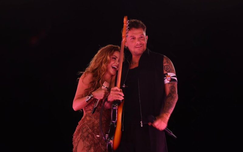 Alejandro Sanz sorprende al público de Shakira y se suma a su concierto en Madrid