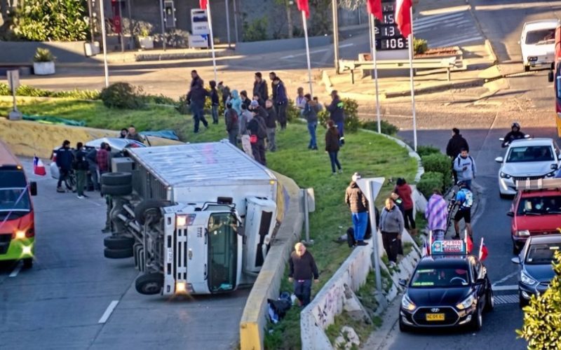 Camión vuelca tras colisionar con vehículo menor en transitado acceso a Valparaíso