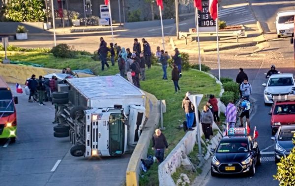 Camión vuelca tras colisionar con vehículo menor en transitado acceso a Valparaíso