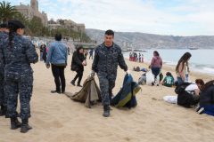 Armada de Chile encabeza masiva campaña de limpieza de playas y retira más de 800 kilos de basura en Valparaíso