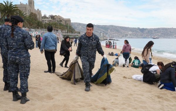 Armada de Chile encabeza masiva campaña de limpieza de playas y retira más de 800 kilos de basura en Valparaíso