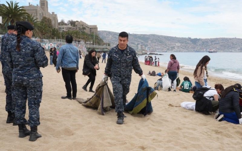 Armada de Chile encabeza masiva campaña de limpieza de playas y retira más de 800 kilos de basura en Valparaíso