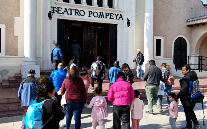 Villa Alemana se viste de gala para celebrar los 100 años del Teatro Pompeya con una gran fiesta y un espectáculo de luces