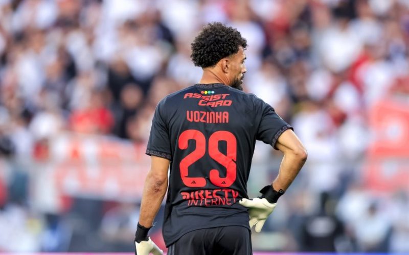 Prensa internacional apunta al error de Vozinha en su primer gol recibido con Colo-Colo